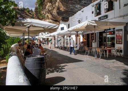 Bars und Restaurants in der La Cueva del Sol Straße, eine der typischsten Straßen von Setenil de las Bodegas Setenil de las Bodegas ist eine Stadt pue Stockfoto