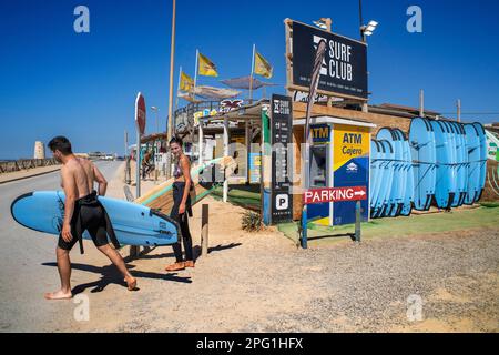 Ein paar Surfer am Strand von El Palmar in Vejer de la Frontera, Provinz Cadiz, Costa de la luz, Andalusien, Spanien. Sie verlassen die Autovía de la Luz hoch Stockfoto