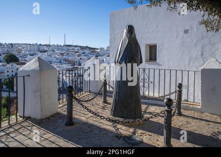 Frauenstatue mit traditionellem schwarzen Kleid Las Cobijadas in Vejer de la Frontera, Provinz Cadiz, Costa de la luz, Andalusien, Spanien. Zahlreiche vesti Stockfoto