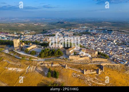 Die Altstadt von Estepa in der Provinz Sevilla, Andalusien, Südspanien, aus der Vogelperspektive. Balcón de Andalucía, Convento de Santa Clara, Iglesia de Santa María la Stockfoto