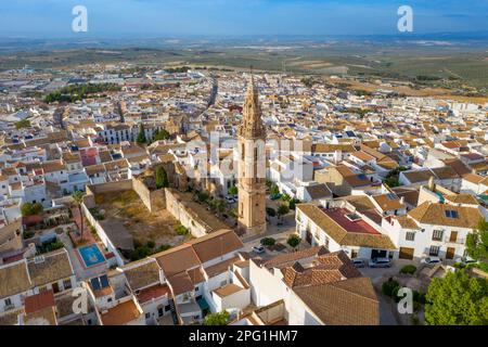 Die Altstadt von Estepa in der Provinz Sevilla, Andalusien, Südspanien, aus der Vogelperspektive. Blick über die Stadt mit dem Torre de la Victoria. Diese große 40-Meter-Hi Stockfoto