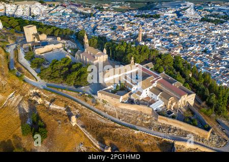 Die Altstadt von Estepa in der Provinz Sevilla, Andalusien, Südspanien, aus der Vogelperspektive. Balcón de Andalucía, Convento de Santa Clara, Iglesia de Santa María la Stockfoto
