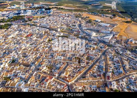 Die Altstadt von Estepa in der Provinz Sevilla, Andalusien, Südspanien, aus der Vogelperspektive. Die Stadt liegt nördlich der Sierra del Becerro Berge. Estepa ist es Stockfoto