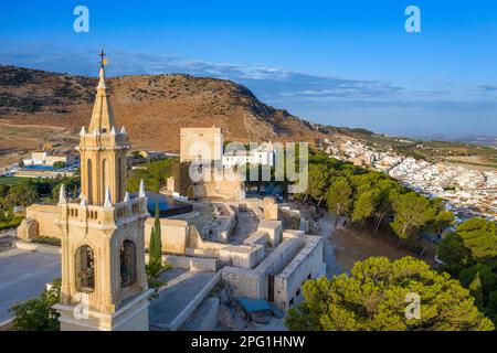 Die Altstadt von Estepa in der Provinz Sevilla, Andalusien, Südspanien, aus der Vogelperspektive. Balcón de Andalucía, Convento de Santa Clara, Iglesia de Santa María la Stockfoto