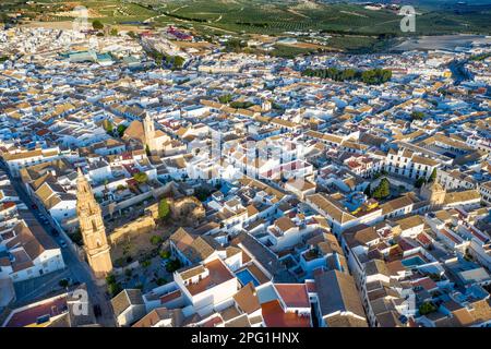 Die Altstadt von Estepa in der Provinz Sevilla, Andalusien, Südspanien, aus der Vogelperspektive. Blick über die Stadt mit dem Torre de la Victoria. Diese große 40-Meter-Hi Stockfoto