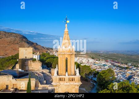 Die Altstadt von Estepa in der Provinz Sevilla, Andalusien, Südspanien, aus der Vogelperspektive. Balcón de Andalucía, Convento de Santa Clara, Iglesia de Santa María la Stockfoto