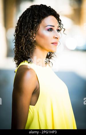 Schöne Frau weg schauen im Freien Stockfoto