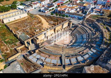 Unvergleichlicher Blick auf die römischen Ruinen eines römischen Amphitheaters, Italica, Sevilla, Andalusien, Spanien. Italicas Amphitheater war das drittgrößte in der Stockfoto