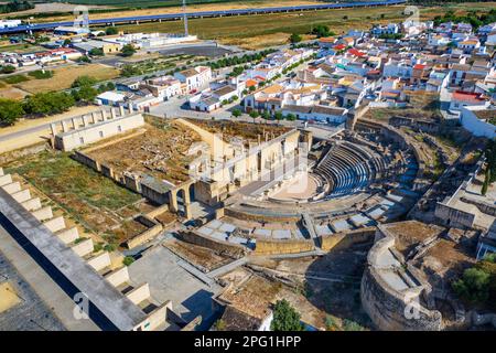 Unvergleichlicher Blick auf die römischen Ruinen eines römischen Amphitheaters, Italica, Sevilla, Andalusien, Spanien. Italicas Amphitheater war das drittgrößte in der Stockfoto