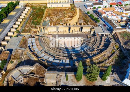 Unvergleichlicher Blick auf die römischen Ruinen eines römischen Amphitheaters, Italica, Sevilla, Andalusien, Spanien. Italicas Amphitheater war das drittgrößte in der Stockfoto