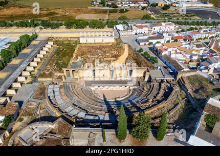 Unvergleichlicher Blick auf die römischen Ruinen eines römischen Amphitheaters, Italica, Sevilla, Andalusien, Spanien. Italicas Amphitheater war das drittgrößte in der Stockfoto