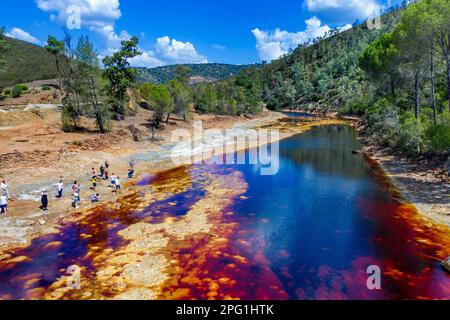 Blutrote Mineral-beladenes Wasser Rio Tinto Fluss Minas de Riotinto Bergbaugebiet. Der sehr rote Rio Tinto (Fluss Tinto), Teil des Rio Tinto Mining Park ( Stockfoto