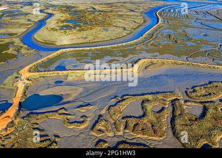 Salinas del Duque Salinas Walking Road aus der Vogelperspektive liegt im Sümpfe der Isla Cristina, der Provinz Huelva, Andalusien, Südspanien. Der kreisförmige Pfad des S Stockfoto