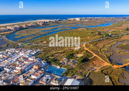 Salinas del Duque Salinas Walking Road aus der Vogelperspektive liegt im Sümpfe der Isla Cristina, der Provinz Huelva, Andalusien, Südspanien. Der kreisförmige Pfad des S Stockfoto