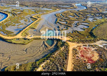 Salinas del Duque Salinas Walking Road aus der Vogelperspektive liegt im Sümpfe der Isla Cristina, der Provinz Huelva, Andalusien, Südspanien. Der kreisförmige Pfad des S Stockfoto