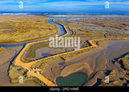 Salinas del Duque Salinas Walking Road aus der Vogelperspektive liegt im Sümpfe der Isla Cristina, der Provinz Huelva, Andalusien, Südspanien. Der kreisförmige Pfad des S Stockfoto