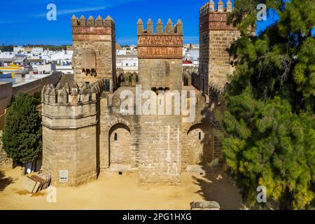 Die Burg San Marcos von San Marcos aus der Vogelperspektive ist ein mittelalterliches islamisch-gotisches Bauwerk in El Puerto de Santa María, Provinz Cadiz, Spanien. Cas Stockfoto