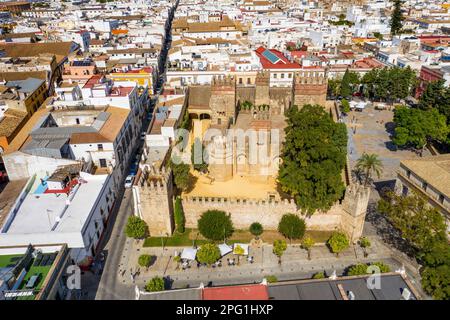 Die Burg San Marcos von San Marcos aus der Vogelperspektive ist ein mittelalterliches islamisch-gotisches Bauwerk in El Puerto de Santa María, Provinz Cadiz, Spanien. Cas Stockfoto