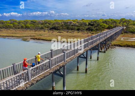 Luftaufnahme auf Marschland und Salzwerk, Naturpark Bahia de Cadiz. Costa de la Luz, Provinz Cadiz, Andalusien, Spanien. Die Holzbrücke über die Sa Stockfoto