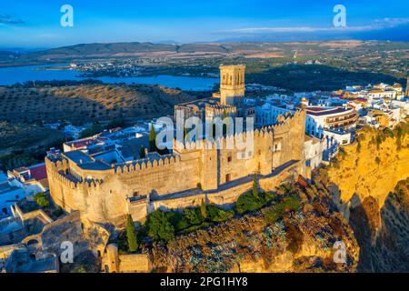 Das Schloss Arcos de la Fontera, die Kirche San Pedro und die umliegende Landschaft, Arcos De la Fontera, die Provinz Cadiz, Andalusien, Stockfoto