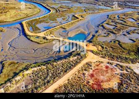 Salinas del Duque Salinas Walking Road aus der Vogelperspektive liegt im Sümpfe der Isla Cristina, der Provinz Huelva, Andalusien, Südspanien. Der kreisförmige Pfad des S Stockfoto