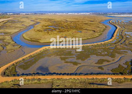 Salinas del Duque Salinas Walking Road aus der Vogelperspektive liegt im Sümpfe der Isla Cristina, der Provinz Huelva, Andalusien, Südspanien. Der kreisförmige Pfad des S Stockfoto