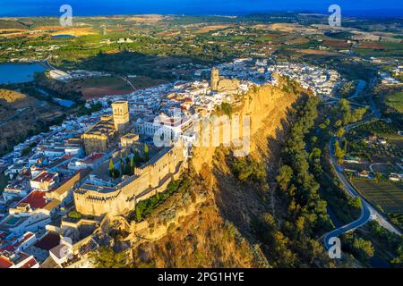 Das Schloss Arcos de la Fontera, die Kirche San Pedro und die umliegende Landschaft, Arcos De la Fontera, die Provinz Cadiz, Andalusien, Stockfoto