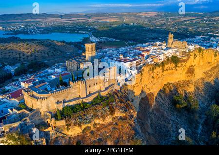 Das Schloss Arcos de la Fontera, die Kirche San Pedro und die umliegende Landschaft, Arcos De la Fontera, die Provinz Cadiz, Andalusien, Stockfoto