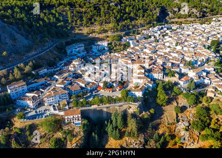 Blick aus der Vogelperspektive auf traditionelle weiße Häuser in Grazalema, Cadiz Sierra de Grazalema Andalusien Spanien. Grazalema ist ein Dorf im Nordosten Stockfoto