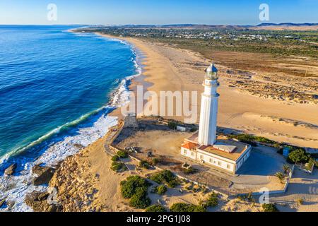 Luftaufnahme des Leuchtturms Caños de Meca Cape Trafalgar, Barbate, Provinz Cadiz, Region Andalusien, Spanien, Europa. Das Hotel befindet sich in Los Caños de Meca, in Stockfoto