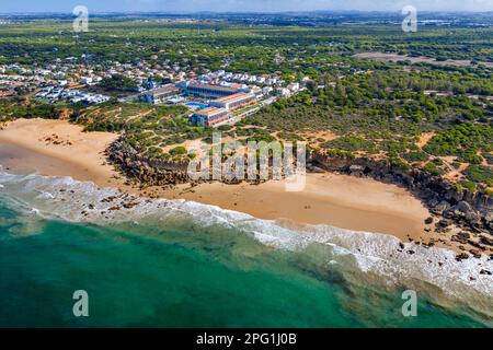 Blick auf den Strand von Calas de roche in Conil de la Frontera, Provinz Cadiz, Costa de la luz, Andalusien, Spanien. Las Calas de Roche sind eine Serie von Stockfoto