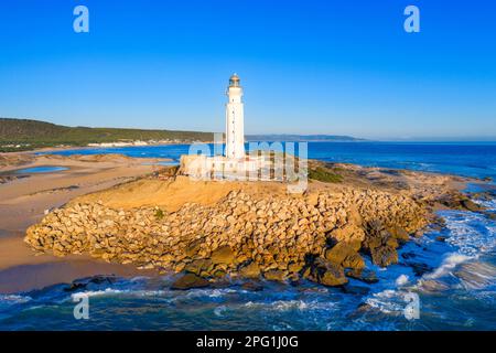 Luftaufnahme des Leuchtturms Caños de Meca Cape Trafalgar, Barbate, Provinz Cadiz, Region Andalusien, Spanien, Europa. Das Hotel befindet sich in Los Caños de Meca, in Stockfoto