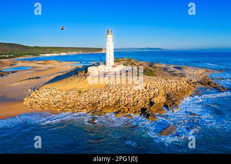 Luftaufnahme des Leuchtturms Caños de Meca Cape Trafalgar, Barbate, Provinz Cadiz, Region Andalusien, Spanien, Europa. Das Hotel befindet sich in Los Caños de Meca, in Stockfoto
