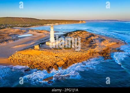 Luftaufnahme des Leuchtturms Caños de Meca Cape Trafalgar, Barbate, Provinz Cadiz, Region Andalusien, Spanien, Europa. Das Hotel befindet sich in Los Caños de Meca, in Stockfoto