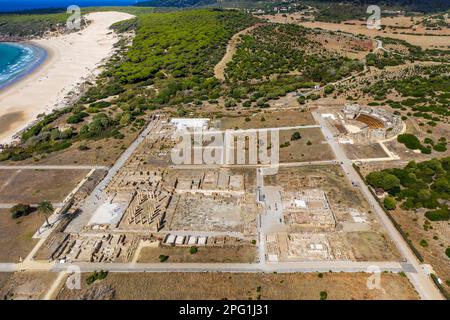 Blick aus der Vogelperspektive auf die römischen Ruinen von Baelo Claudia in Bolonia, Costa de la Luz, Provinz Cadiz, Andalusien, Südspanien. Bolonia Strand. Playa de Bolonia. Stockfoto