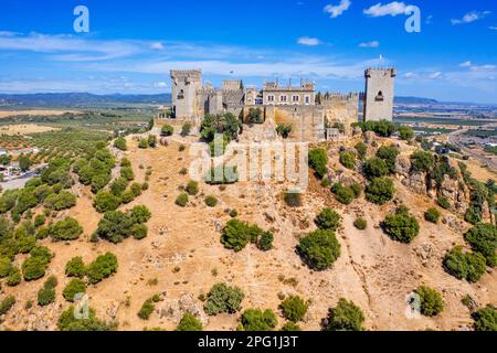 Blick aus der Vogelperspektive auf das Schloss Almodovar del Rio in Vega del Río Guadalquivir in der Provinz Cordoba, Andalusien, Südspanien. Die Burg von Almodóvar del Río Stockfoto
