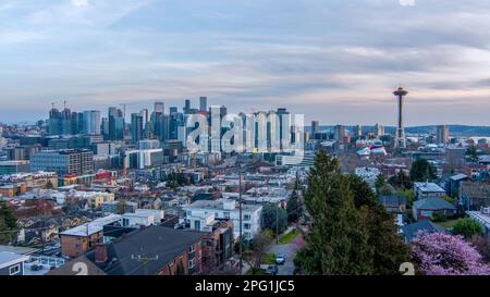 Seattle, Washington und Mount Rainier bei Sonnenuntergang Stockfoto