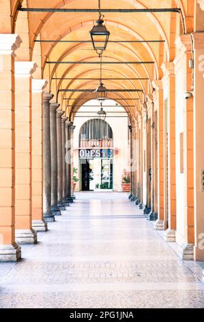 Italien, Emilia Romagna, Modena, Perspektive unter den Arkaden, die von Orestes führen. Credits: Andrea Pinna Stockfoto