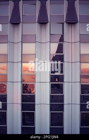 Die Fischerbastei in Budapest spiegelt sich im goldenen Glas wider fenster eines modernen Geschäftsgebäudes Stockfoto