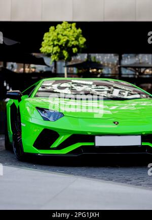 Minsk, Weißrussland, März 2023 - wunderschönes gelbes Lamborghini Aventador Superauto. Italienisches Luxusauto Stockfoto