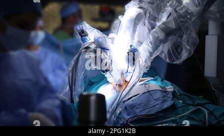 Roboterchirurgie. Medizinische Operation mit Roboter. Medizinischer Roboter. Minimal-Invasive Roboterchirurgie. Stockfoto