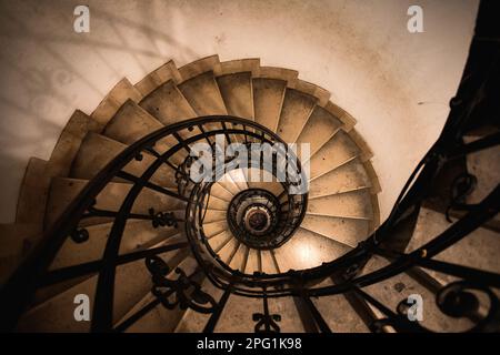 Die Spiraltreppe St. Stephans Basilika. Budapest, Ungarn. Foto im Retro-Stil. Stockfoto