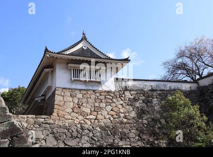 Mittelalterliche Steinfestungsmauer und Wachturm der Burg Okayama (Ravens Castle, Schwarzes Schloss), Okayama Stadt, Japan Stockfoto