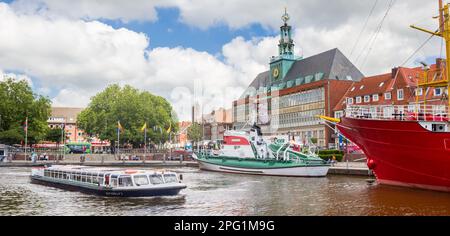 Panoramablick auf ein Kreuzfahrtschiff vor dem historischen Rathaus von Emden Stockfoto