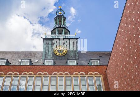 Uhrenturm des historischen Rathauses in Emden Stockfoto