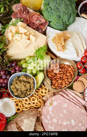 Tisch voller mediterraner Vorspeisen, Tapas oder Antipasto. Auswahl an italienischen Speisen. Köstlicher Snack auf einer Party oder Picknick. Fleisch und Käse Stockfoto