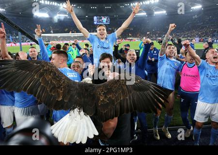 Rom, Italie. 19. März 2023. Die Spieler von Latium feiern den Sieg am Ende der italienischen Meisterschaft Serie Ein Fußballspiel zwischen SS Lazio und AS Roma am 19. März 2023 im Stadio Olimpico in Rom, Italien - Photo Federico Proietti/DPPI Credit: DPPI Media/Alamy Live News Stockfoto