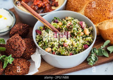 Quinoa-Salat mit Cranberries, Nüssen und Sellerie. Israelisches Lebensmittelkonzept. Stockfoto