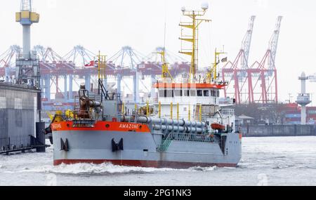 Hamburg, Deutschland. 02. März 2023. Der niederländische Saugtrichter-Bagger Amazone fährt auf der Elbe durch den Hamburger Hafen. Kredit: Markus Scholz/dpa/Picture Alliance/dpa | Markus Scholz/dpa/Alamy Live News Stockfoto