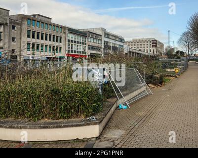 Plymouth's Armada Way führt durch die Haupteinkaufsstraße mit Geschäften und Straßencafés. Ein Zentrum der Kontroversen nach dem City Coun Stockfoto